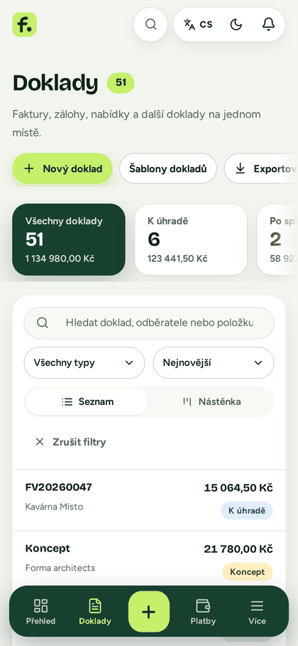 Seznam dokladů v telefonu se stavy a částkami.